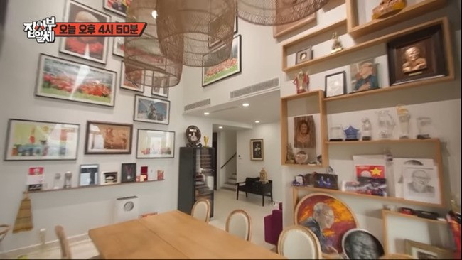 Căn hộ trang trí đơn giản, đồ trang trí chủ yếu là những món quà lưu niệm, những kỷ vật đáng nhớ trong suốt hơn 5 năm sống và làm việc tại Việt Nam. Ảnh chụp màn hình