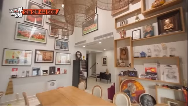 Căn hộ trang trí đơn giản, đồ trang trí chủ yếu là những món quà lưu niệm, những kỷ vật đáng nhớ trong suốt hơn 5 năm sống và làm việc tại Việt Nam. Ảnh chụp màn hình