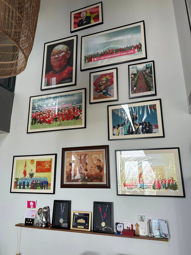 Ảnh và huy chương mà HLV Park Hang-seo từng có cùng bóng đá Việt Nam được treo trang trọng trong nhà. Ảnh: FBNV.