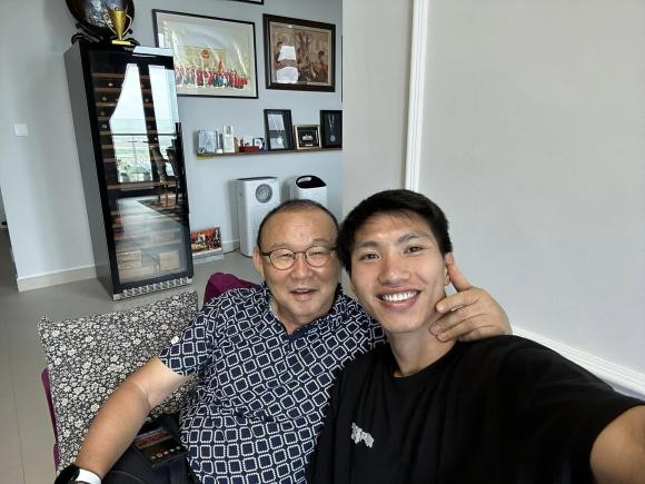 Trong nhà, HLV Park Hang-seo vẫn lưu giữ những hình ảnh liên quan đến đội tuyển bóng đá Việt Nam, những kỷ niệm đáng nhớ cùng học trò. Ảnh: FBNV.