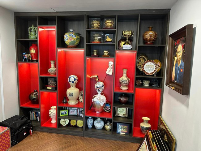 Ngoài ra, thầy Park còn sưu tập nhiều bình gốm sứ cực đẹp mắt. Ảnh: FBNV