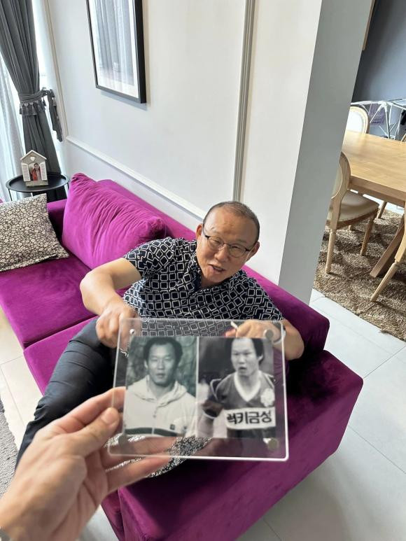 Hình ảnh thầy Park khi còn trẻ được Đoàn Văn Hậu tìm thấy. Ảnh: FBNV.