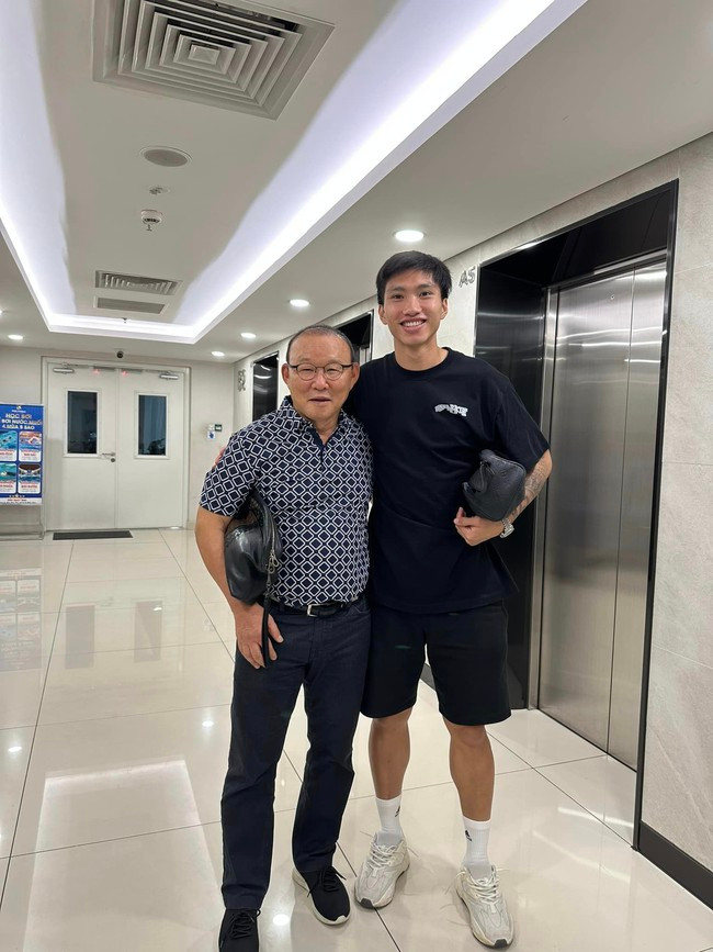 Mới đây, Đoàn Văn Hậu ghé thăm căn hộ của HLV Park Hang-seo tại Hà Nội. Qua đó, người hâm mộ phần nào cơ ngơi sang trọng của thầy Park ở Việt Nam. Ảnh: FBNV