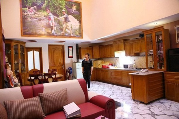 Nội thất bên trong chủ yếu là đồ gỗ không quá cầu kỳ hay rườm rà mà chỉ vừa đủ cho không gian. Phòng khách của biệt thự thiết kế mở, ăn thông với khu bếp.