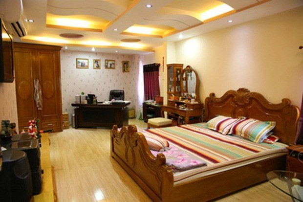 Phòng ngủ của Khánh Phương cũng rất đơn giản, không cầu kì.