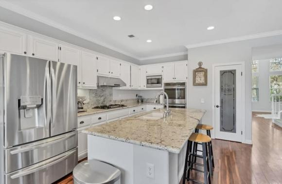 Căn bếp rộng rãi sử dụng rộng rãi gam màu trắng chủ đạo. Ảnh: FBNV