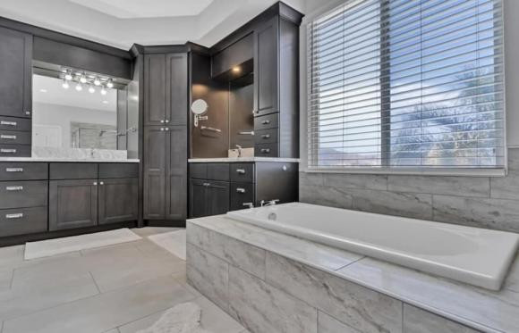 Phòng tắm hiện đại không kém khách sạn cao cấp. Ảnh: FBNV