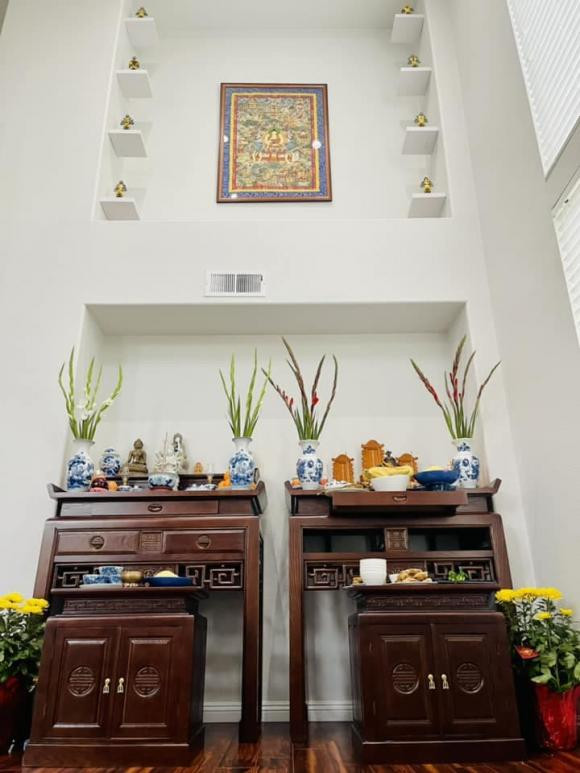 Sau bộ phim Hoa hồng trên ngực trái, Diệu Hương theo gia đình định cư tại Carlsbad, California (Mỹ). Gần Tết Nguyên đán, nữ diễn viên khoe hình ảnh căn biệt thự ở Mỹ được trang hoàng lộng lẫy để đón Xuân. Ảnh: FBNV