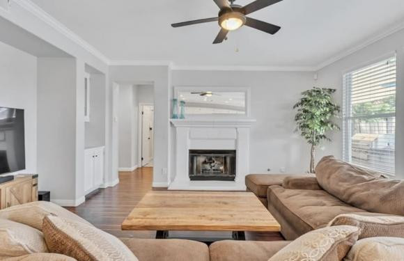 Phòng khách thoáng sáng nhờ cửa sổ lớn. Ảnh: FBNV