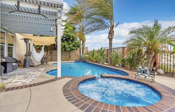 Trong khuôn viên biệt thự có bể bơi lớn. Ảnh: FBNV