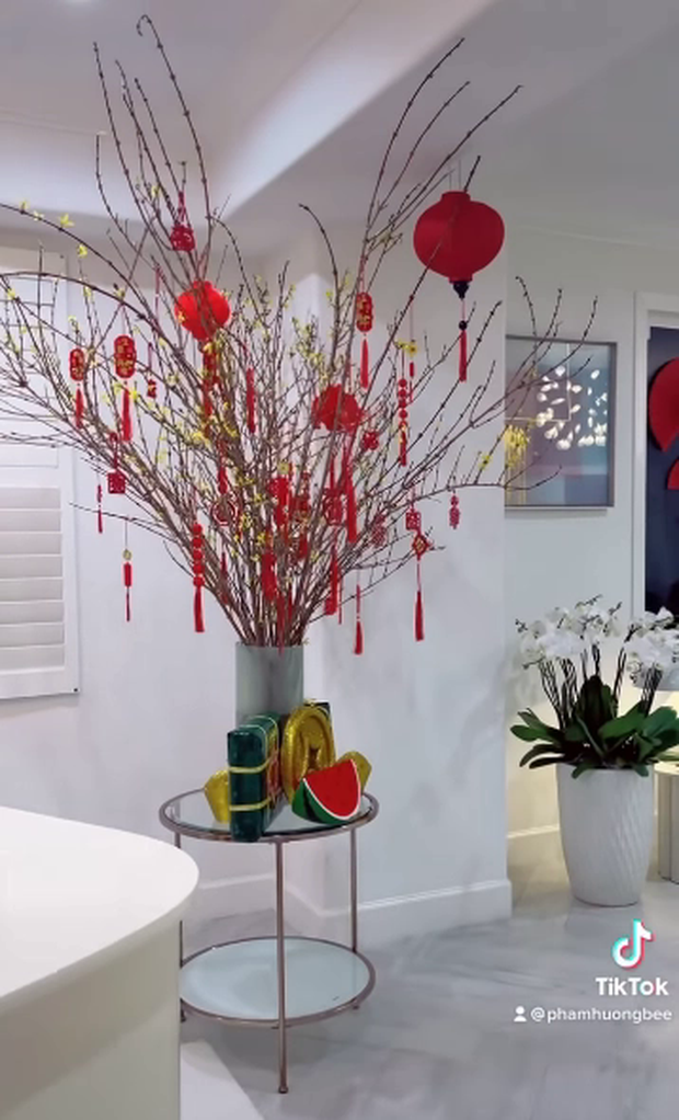 Hoa hậu Phạm Hương tậu 4 bình hoa cực to gồm hoa đào, hoa mai, đông đảo và hoa lan để chưng trong nhà. Ảnh: Instagram