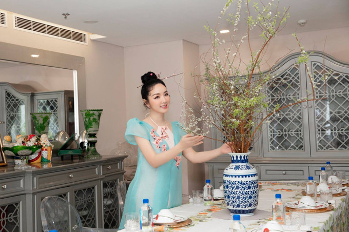 Hoa hậu Giáng My cũng thích cắm hoa trong nhà ngày Tết. Ảnh: Ngoisao