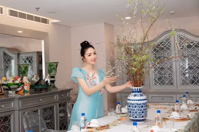Hoa hậu Giáng My cũng thích cắm hoa trong nhà ngày Tết. Ảnh: Ngoisao