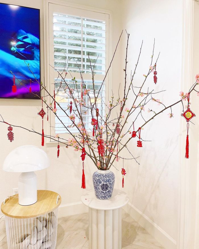 Bên cạnh đó, Phạm Hương còn sắm cả đèn lồng, phụ kiện trang trí để treo trên cửa sổ giúp tô điểm thêm sắc Tết cho căn biệt thự. Ảnh: Instagram