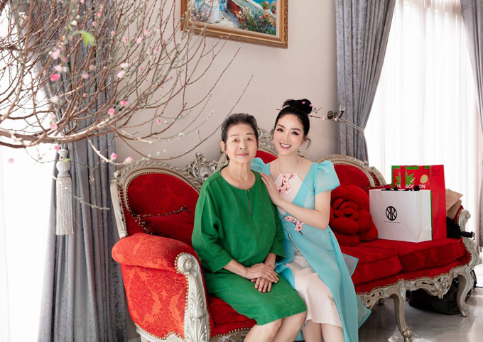 Dịp Tết Tân Sửu 2021, người đẹp không chỉ cắm tuyết mai mà còn mua hoa đào để nhớ về những mùa xuân xưa, khi còn ở miền Bắc. Ảnh: Ngoisao