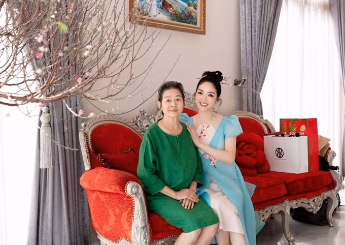 Dịp Tết Tân Sửu 2021, người đẹp không chỉ cắm tuyết mai mà còn mua hoa đào để nhớ về những mùa xuân xưa, khi còn ở miền Bắc. Ảnh: Ngoisao