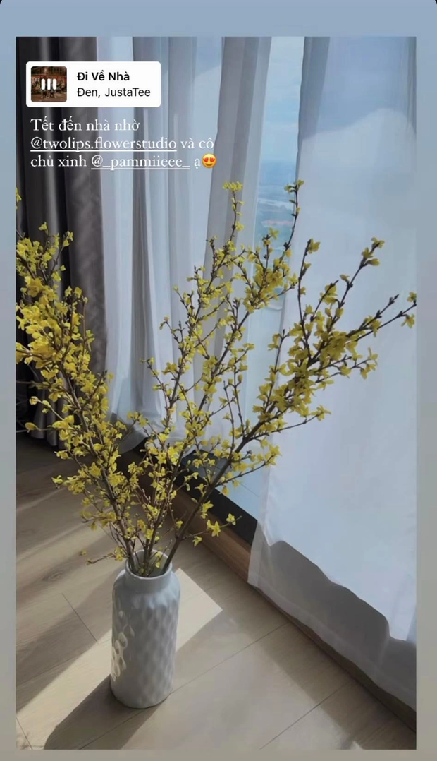 Năm nay, Á hậu Tường San chơi hoa đào vàng tươi trong dịp Tết. Cành đào cắm trong lọ hoa dáng cao giúp tạo dáng cây thanh thoát và đẹp mắt. Ảnh: Instagram