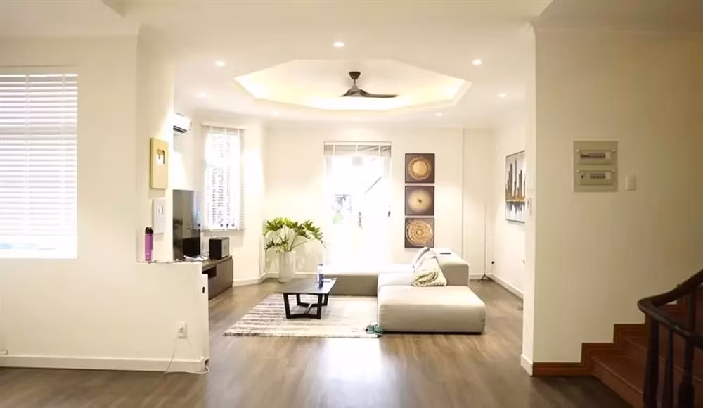 Phòng khách trên tầng 2 được thiết kế theo phong cách Châu Âu. Ảnh chụp màn hình