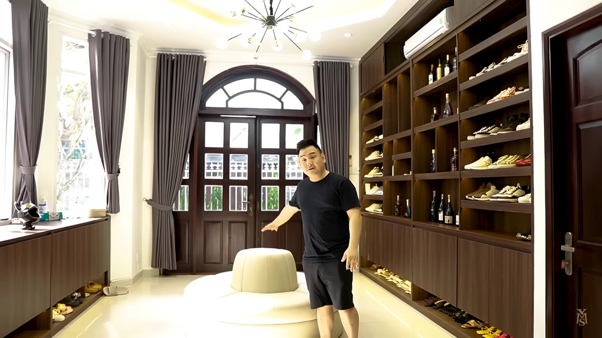 Bước vào bên trong biệt thự của Xemesis mới thấy hết độ xa hoa của nó. Ngay sát cửa ra vào là nơi trưng bày các đồ trang trí. Ảnh chụp màn hình