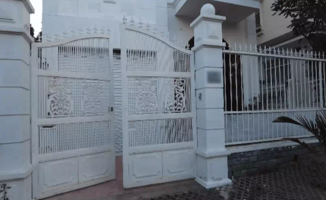 Căn biệt thự 3 tầng sử dụng gam màu trắng nhã nhặn, có 6 phòng ngủ, 7 phòng tắm, và mỗi tầng rộng hơn 100m2. Ảnh: Xemesis