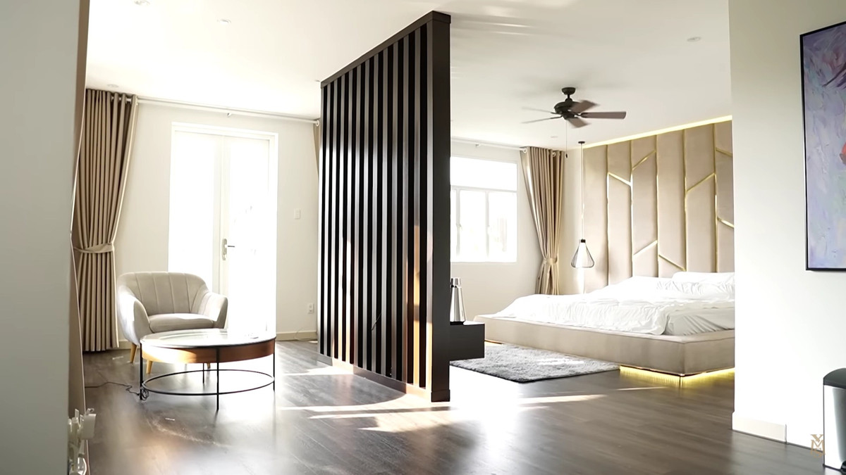 Phòng ngủ master được bố trí trên tầng 3. Tại đây, Xemesis đập thông toàn bộ tường để biến thành một không gian thống nhất. Ảnh chụp màn hình