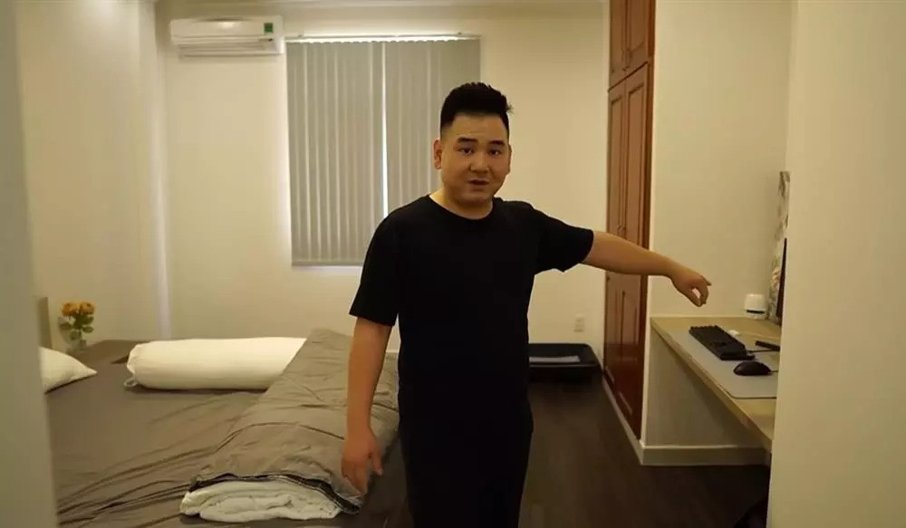 Cạnh phòng khách có một phòng ngủ riêng dành cho khách đến chơi. Ảnh chụp màn hình