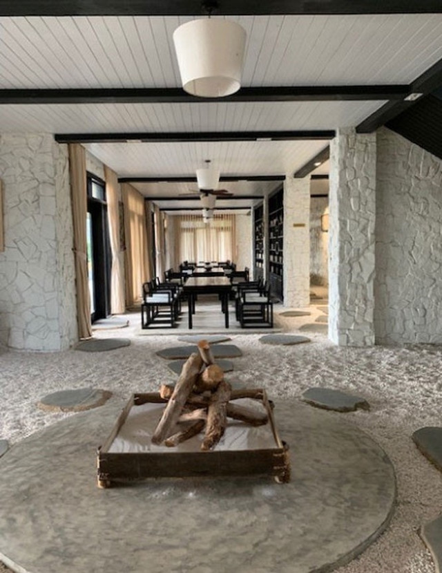 Khu phòng sinh hoạt lớn nhất có một góc nhỏ được tạo hình giống bếp có đầy đủ than để sử dụng khi cần. Ảnh: Internet