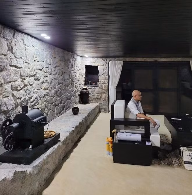 Qua hình ảnh có thể thấy, ngôi nhà trong hang của ông Đặng Lê Nguyên Vũ vẫn có những phần cơ bản như cửa chính, phòng khách, bếp... Ảnh: Suckhoedoisong