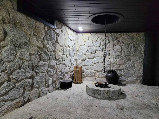 Các vật dụng trong nhà cũng được lựa chọn theo tông màu đen, trắng, phù hợp với tổng thể không gian cũng như sở thích của gia chủ. Ảnh: Suckhoedoisong