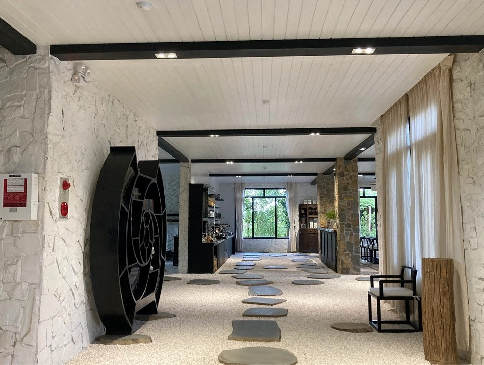 Nội thất trong nhà mộc mạc, từ đá, gốm, mây, tre... Ảnh: Dân trí