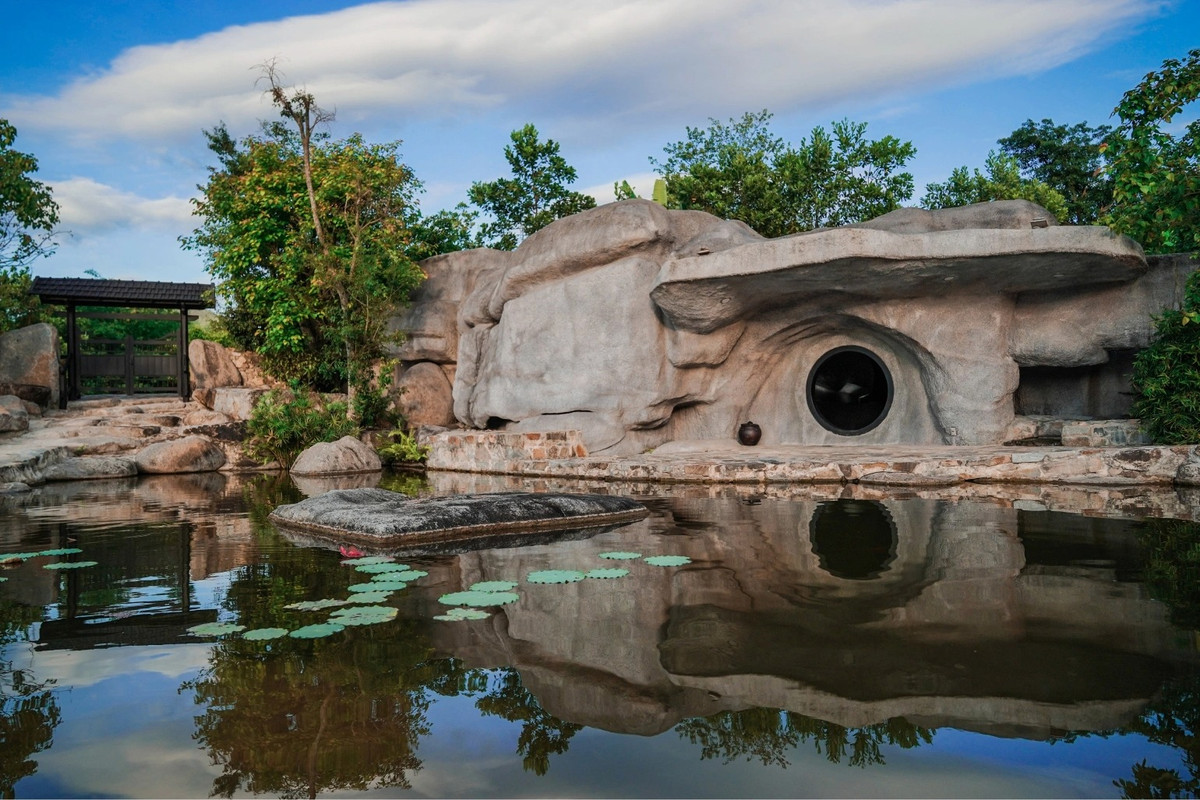 Khu vực hang đá nơi ông Đặng Lê Nguyên Vũ ở suốt 10 năm qua. Ảnh: Dân trí