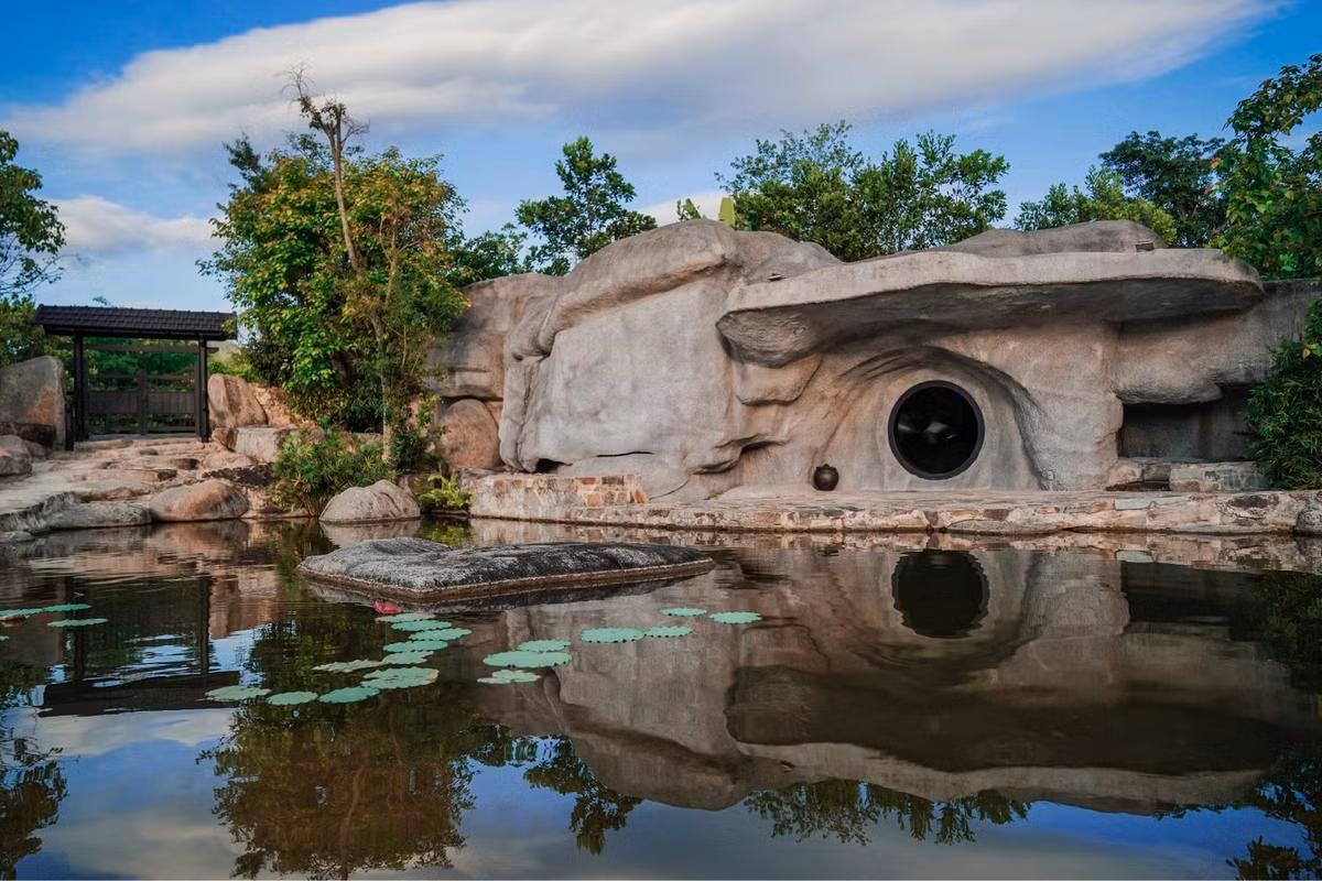 Khu vực hang đá nơi ông Đặng Lê Nguyên Vũ ở suốt 10 năm qua. Ảnh: Dân trí