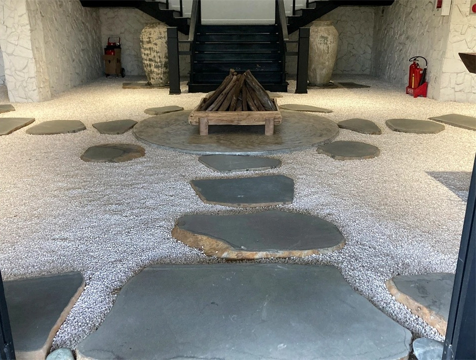 Nền nhà được rải đá dăm trắng, lối đi là những phiến đá lớn. Ảnh: Dân trí