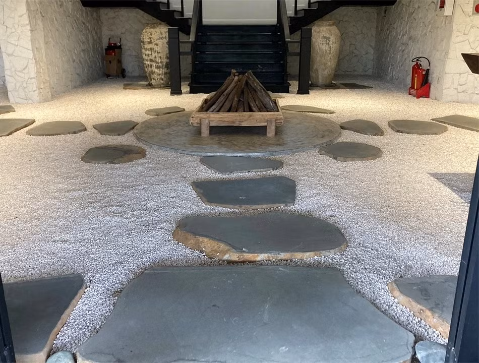 Nền nhà được rải đá dăm trắng, lối đi là những phiến đá lớn. Ảnh: Dân trí