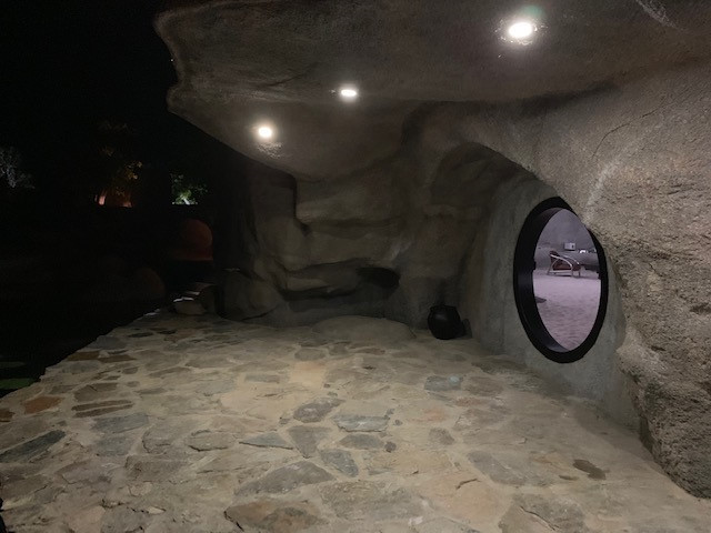 Ngôi nhà trong hang đá nằm biệt lập nhưng có đội ngũ an ninh giám sát, khi đến gần nhà sẽ phải xuống đi bộ. Ảnh: Internet