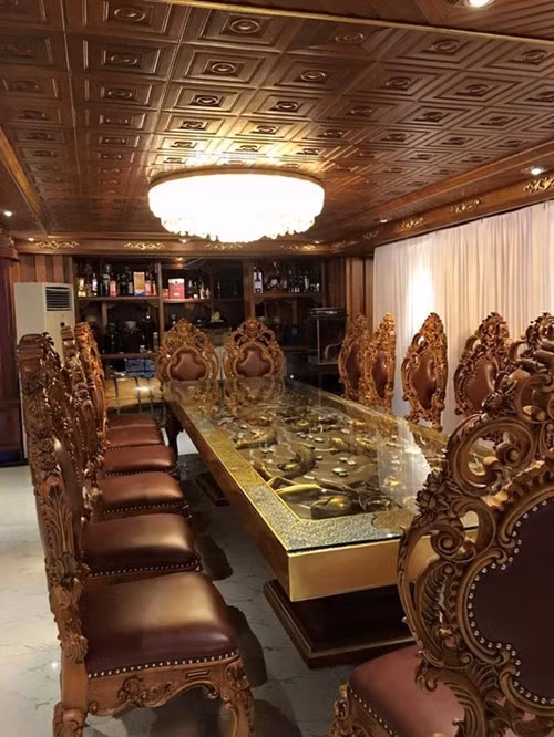 Bên trong ngôi nhà được thiết kế theo phong cách Châu Âu cổ điển với tông màu nâu vàng chủ đạo. Ảnh: ĐSPL