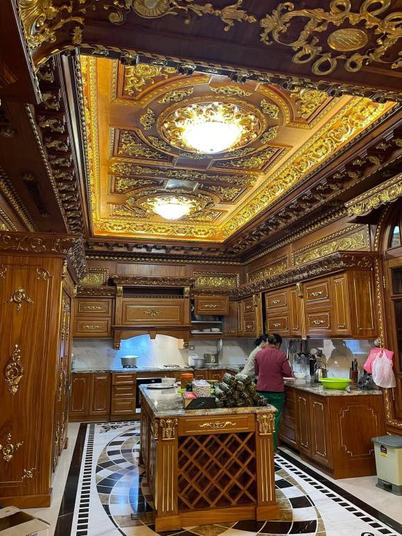 Nội thất phòng bếp cũng hoàn toàn bằng gỗ. Ảnh: Ngoisao