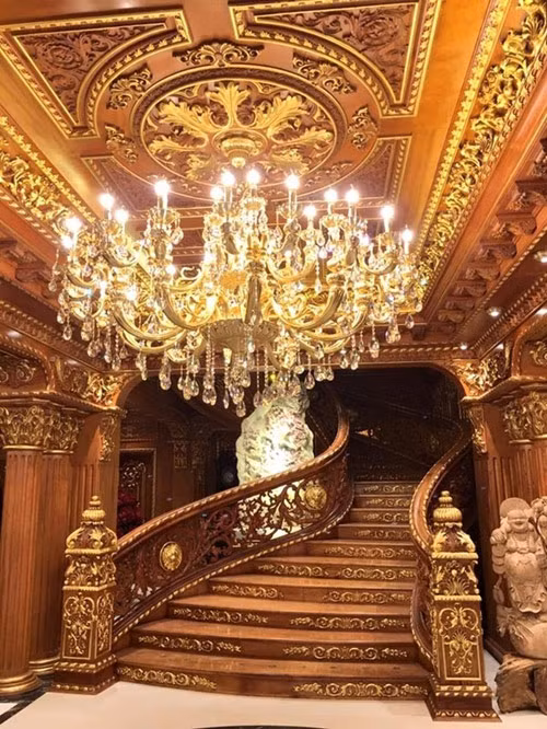 Mọi ngóc ngách trong ngôi nhà đều được trang trí phù điêu họa tiết tỉ mỉ. Ảnh: Ngoisao