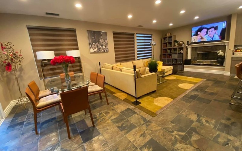 Bên trong phòng khách sang trọng, sử dụng gam màu trắng vàng chủ đạo. Nguồn ảnh: FBNV