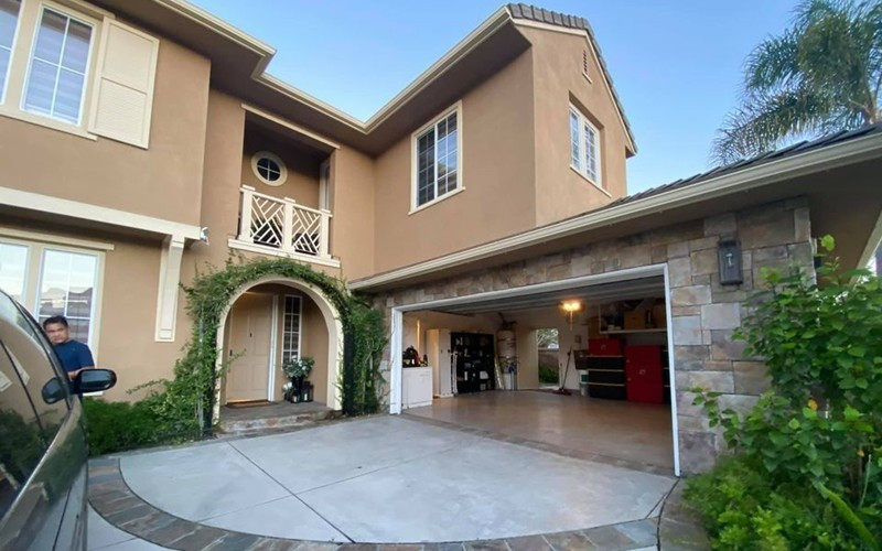 Trước đó, Mr Đàm sở hữu ngôi biệt thự ở Huntington Beach, California, Mỹ. Ngôi nhà thiết kế theo phong cách hoài cổ, sang trọng.