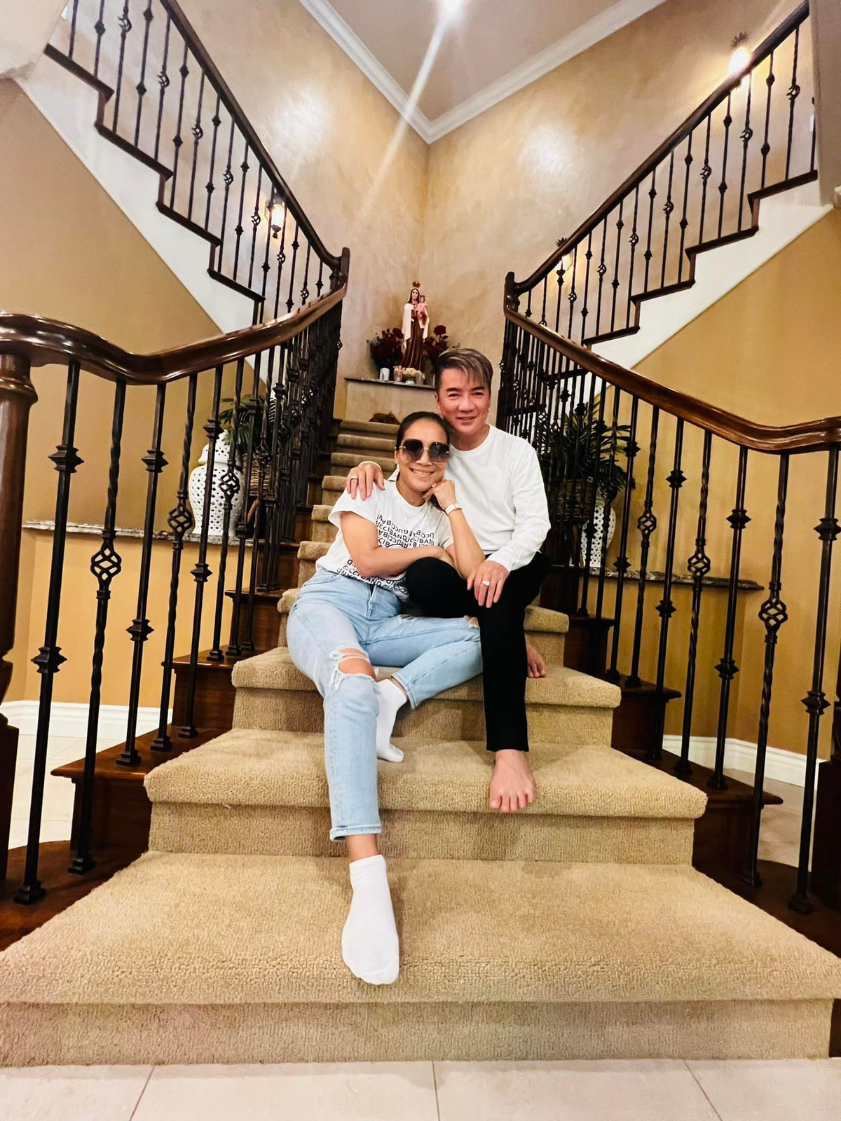 Có người trêu lại nam ca sĩ: "Anh thuê lại của ông Mr Đàm à?". Đáng chú ý, có người nhận ra tại căn nhà này àm chiếc cầu thang cách điệu chữ H quen thuộc của Đàm Vĩnh Hưng.