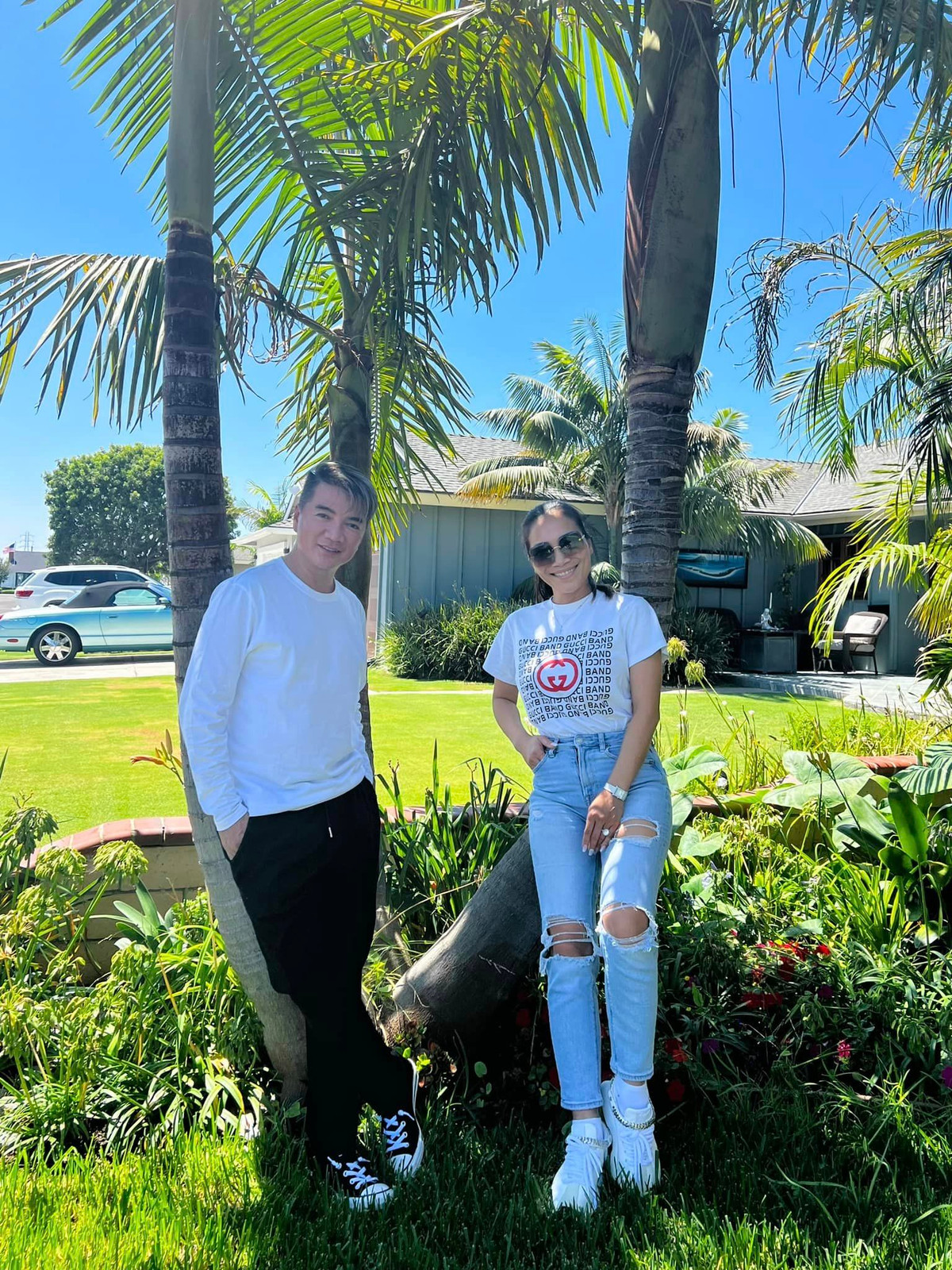 Mới đây, ca sĩ Hồng Ngọc chia sẻ loạt hình ảnh thân thiết bên Đàm Vĩnh Hưng trong một biệt thự sân vườn rộng rãi.