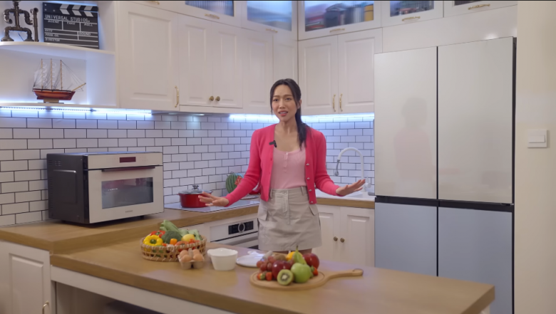 Phòng bếp nhỏ gọn nhưng đầy đủ tiện nghi. Ảnh chụp màn hình