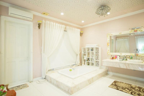 Phòng tắm có bồn tắm lớn phục vụ nhu cầu thư giãn của gia chủ. Ảnh: Facebook