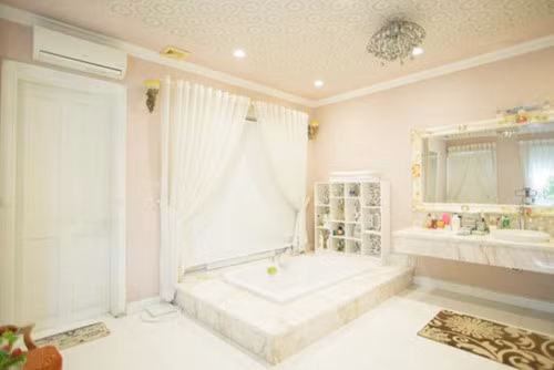 Phòng tắm có bồn tắm lớn phục vụ nhu cầu thư giãn của gia chủ. Ảnh: Facebook