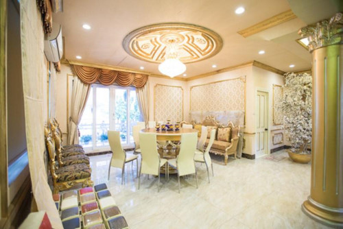 Phòng ăn được thiết kế đơn giản với bàn ăn lớn có mặt đá cẩm thạch. Ảnh: Facebook