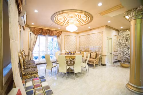 Phòng ăn được thiết kế đơn giản với bàn ăn lớn có mặt đá cẩm thạch. Ảnh: Facebook