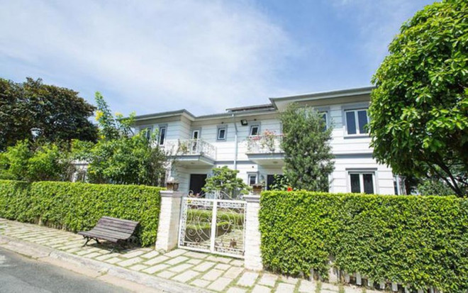 Với số vốn tích lũy sau bao năm đi hát, không có gì ngạc nhiên khi Hồ Quỳnh Hương sở hữu cho mình khối bất động sản đáng mơ ước. Nữ ca sĩ từng hé lộ về căn biệt thự rộng khoảng 600 m2 tại TP HCM. Ảnh: Dân Việt