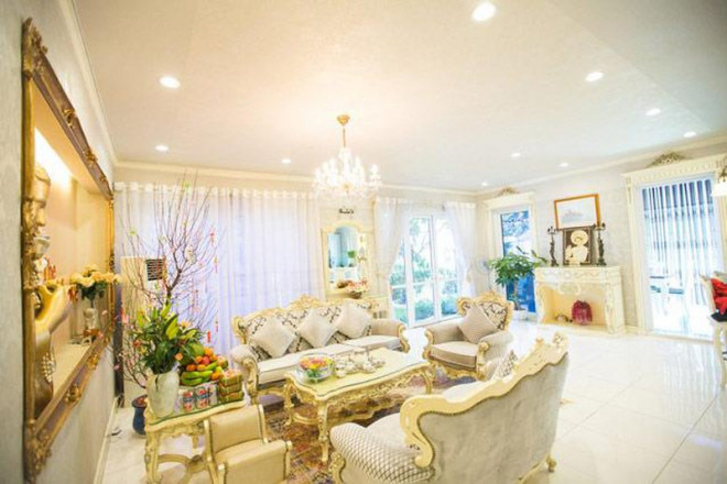 Phòng khách rộng rãi, có cả sân khấu nhỏ phục vụ những buổi sinh hoạt chung của gia đình. Ảnh: Facebook