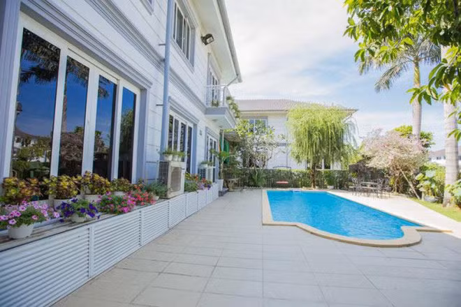 Trong biệt thự còn có hồ hơi rộng lớn. Ảnh: Facebook